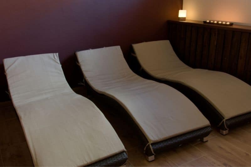 Relaxačná miestnosť v spoločnosti Joja bodyfit štúdio a komfortné lehátka.